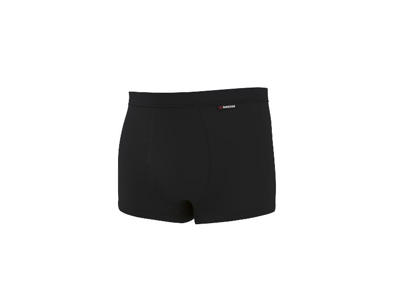 Čierne pánske boxerky s elastickým pásom a detailmi švov.
