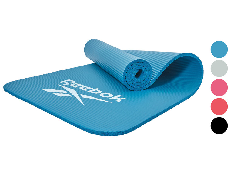 Modrá Reebok cvičebná podložka zrolovaná.