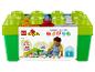 Úložný box LEGO Duplo s farebnými kockami a hrajúcim sa dieťaťom.