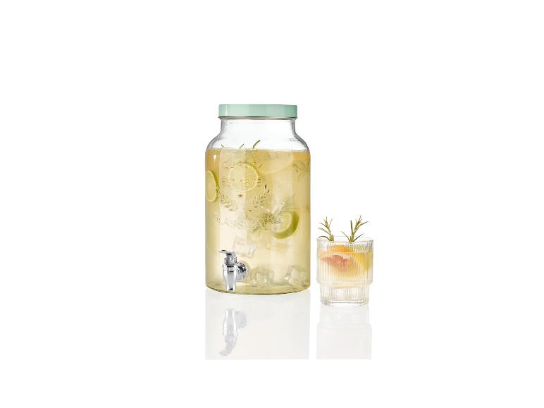 Džbán s kohútikom a pohár, osviežujúca limonáda.