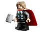 LEGO minifigúrka Thora s Mjolnirom a červeným plášťom.