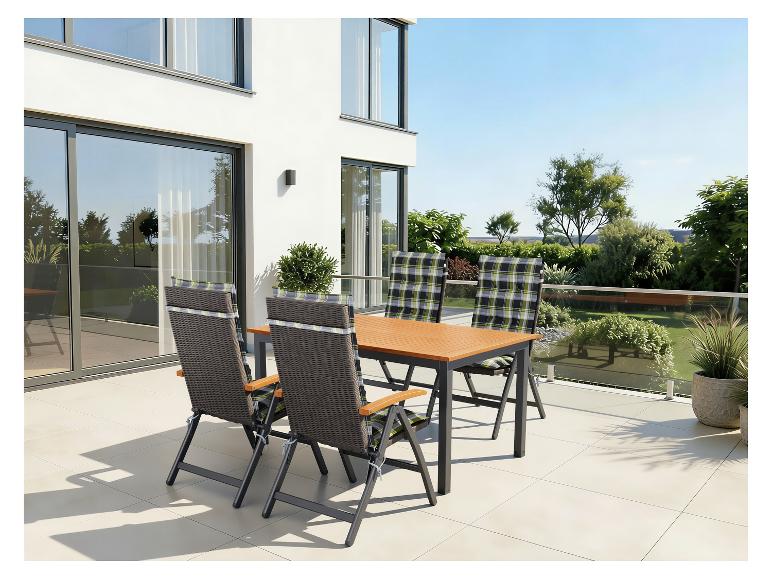 Terazová jedálenská súprava s dreveným stolom a štyrmi stoličkami s károvanými vankúšmi na modernej terase.