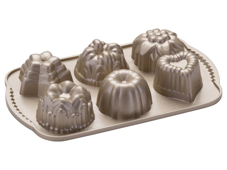 Zlatá forma na pečenie so šiestimi rôzne tvarovanými formami na mini bábovky.