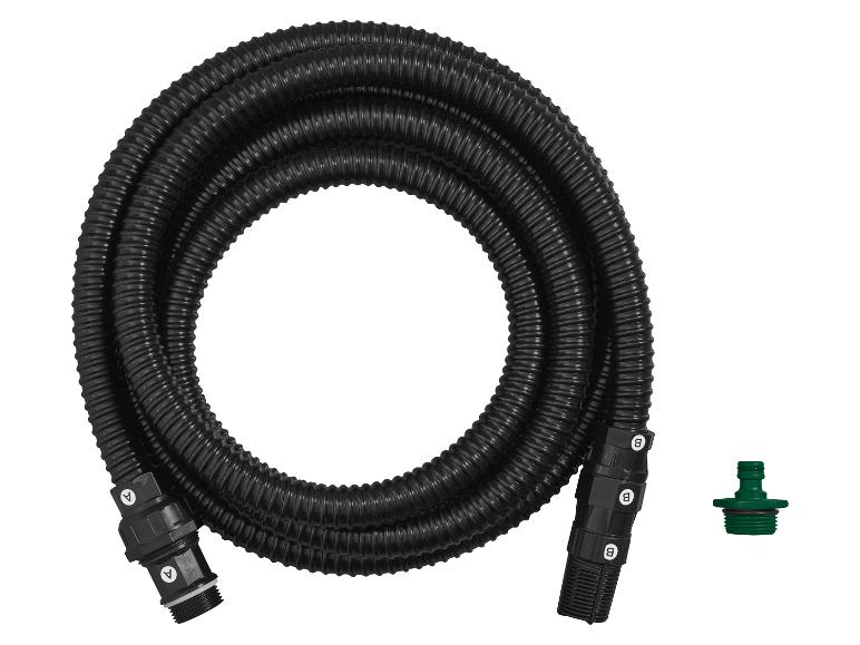 Čierna vlnitá hadica s pripojením na vodovodný kohútik a zeleným adaptérom.