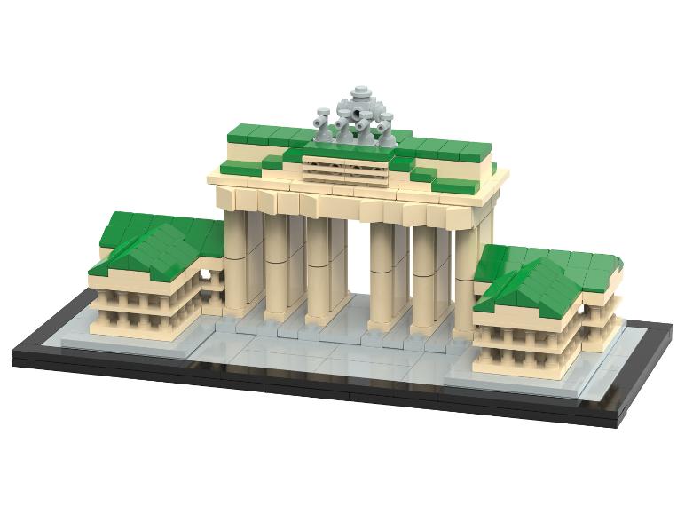LEGO model Brandenburskej brány so zelenými strechami a béžovými stĺpmi.