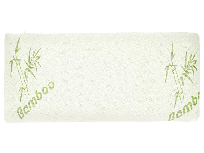 Biely vankúš so zelenými bambusovými vzormi a nápisom „Bamboo“.