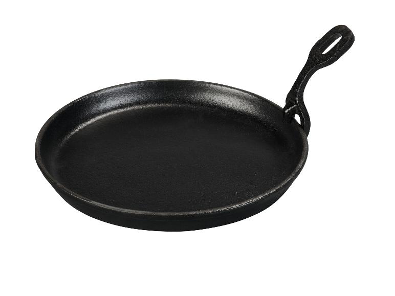 Čierna liatinová panvica s rukoväťou, ideálna na palacinky alebo tortilly.