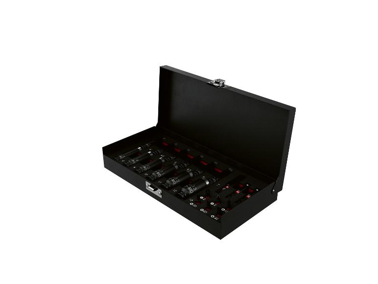 Sada kľúčov a skrutkovacích bitov v čiernom kovovom puzdre.