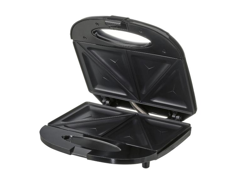 Čierna toastovač na trojuholníkové toasty.