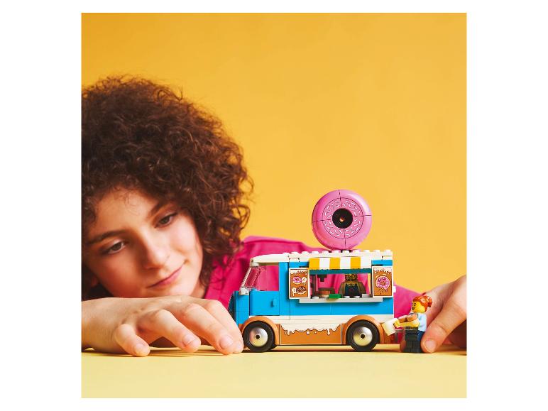 Dieťa sa hrá so súpravou LEGO Friends donutového food trucku.