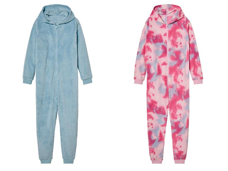 Dve mäkké fleecové dupačky, jedna v jednoduchej modrej farbe a druhá s ružovým tie-dye vzorom.