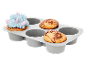 Sivá forma na muffiny s modrým koláčikom a dvoma mramorovými muffiny.