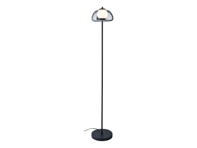 Čierna stojaca lampa so sivým tienidlom.