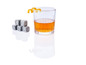 Pohár whisky s citrónovou kôrou a whiskey kameňmi.