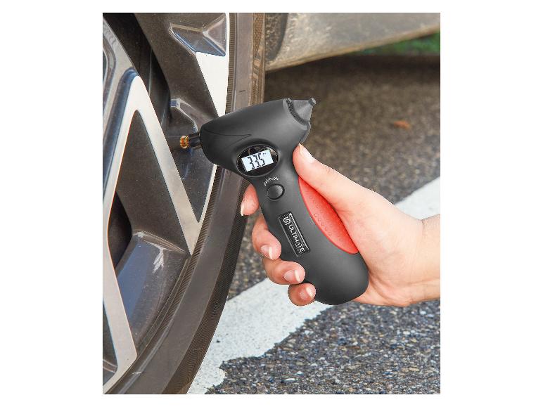 Digitálny merač tlaku v pneumatikách ULTIMATE SPEED meria tlak 33,5 PSI.