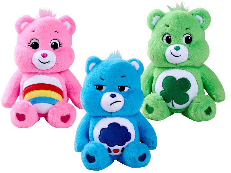 Tri plyšové hračky Care Bears: ružová, modrá a zelená, s výraznými brušnými znakmi.