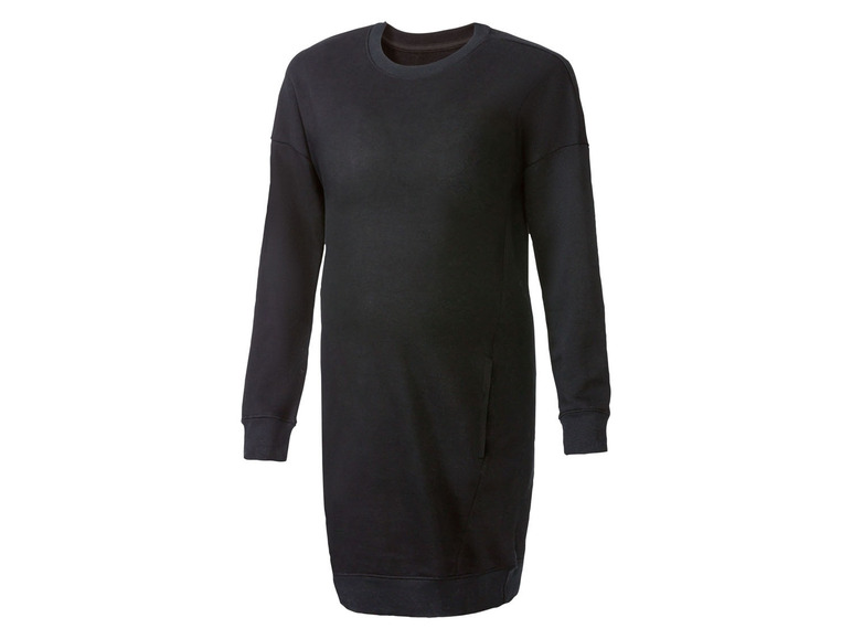 Čierne šaty zo svetra s dlhými rukávmi.