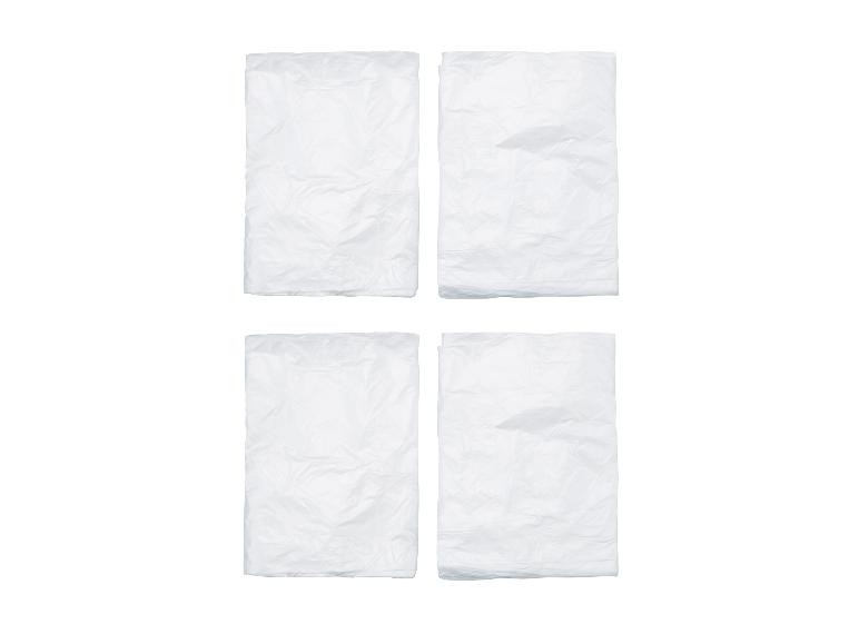 Štyri biele, pokrčené plastové vrecká na bielom pozadí