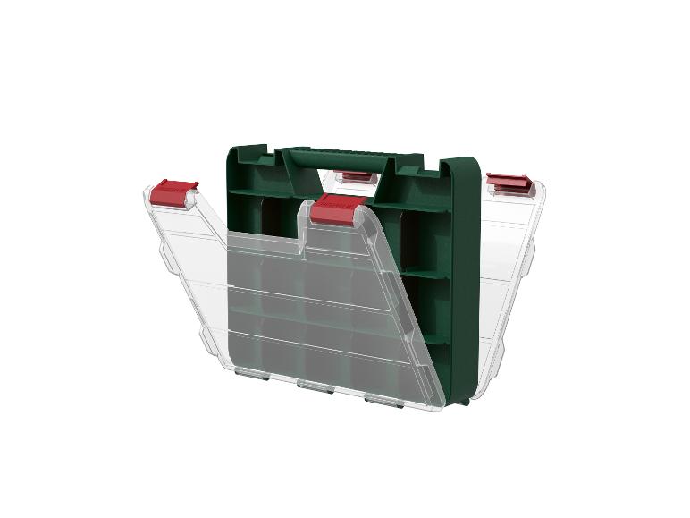 Otvorený zelený a priehľadný úložný box s priehradkami a červenými úchytkami.