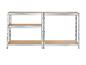 Kovový regál s tromi drevenými policami, izolovaný na bielom pozadí.