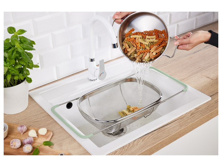 Cestovina sa preplachuje v dreze s cedníkom.