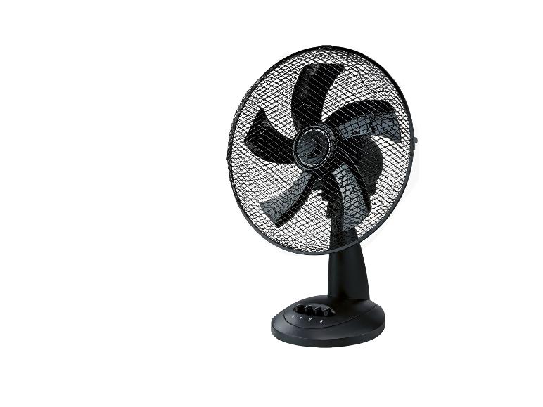 Čierny stolný ventilátor s ochrannou mriežkou a tlačidlami na ovládanie rýchlosti