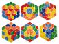 Šesť šesťuholníkových dlaždíc s farebnými kockami.