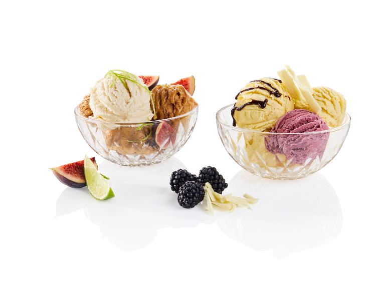 Zmrzlina vanilková, karamelová a ovocná s figami a černicami.