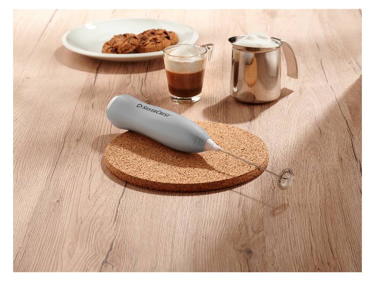 SilverCrest penič na mlieko s cappuccinom a sušienkami.