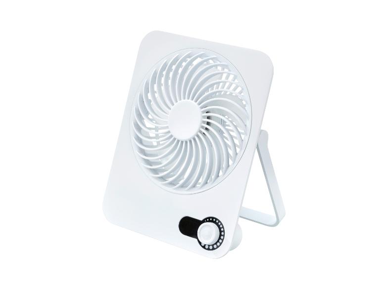 Biely stolný ventilátor s regulátorom rýchlosti na bielom pozadí.
