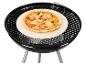 Pizza Margherita na pizza kameni v čiernom kotlovom grile.