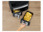 Airfryer Gourmetmaxx s dvoma zásuvkami plnými opekaných zemiakových hranolkov.