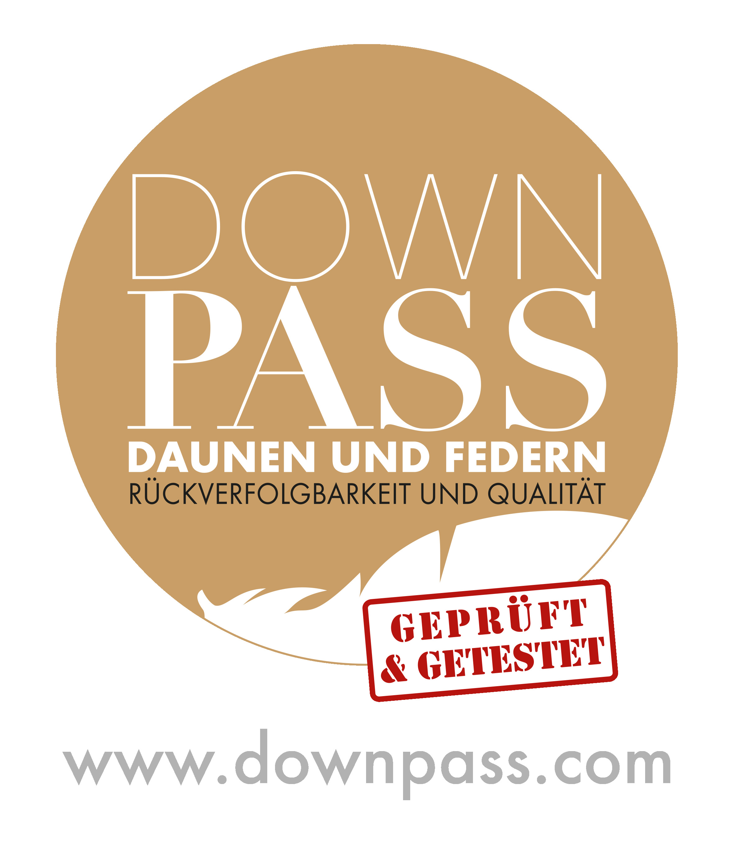 Okrúhla pečať s textom „DOWN PASS“, „DAUNEN UND FEDERN RÜCKVERFOLGBARKEIT UND QUALITÄT“ a „GEPRÜFT & GETESTET“.