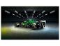 Zelené pretekárske auto Aston Martin F1 v tmavej garáži s neónovými svetlami.