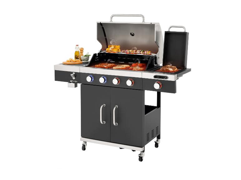 Plynový gril s mäsom, klobásami a špízami.