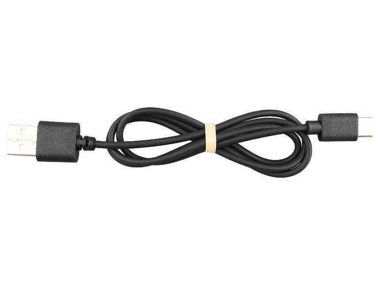 Čierny USB kábel s koncovkami USB-A a USB-C, zviazaný gumičkou.