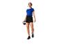 Žena v modrom a čiernom športovom oblečení drží kettlebell.