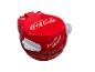 Červená kanvica na vodu s logom Coca-Coly.