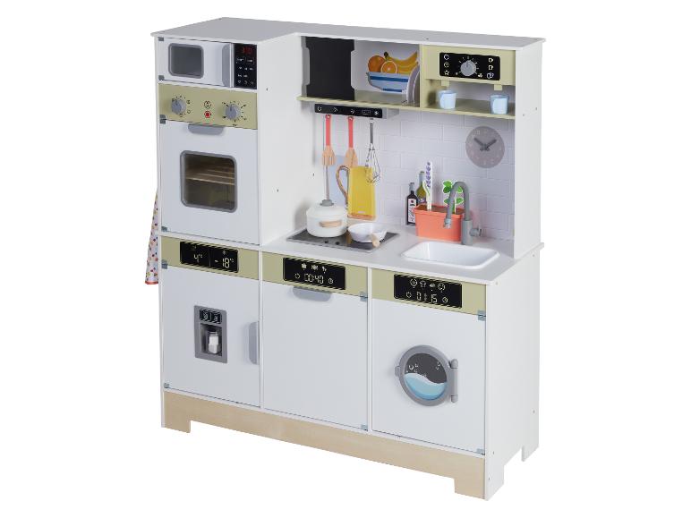 Biela a béžová drevená detská kuchynka s chladničkou, rúrou, sporákom a drezom.