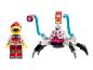 LEGO figúrka s červenou čiapkou a robotický pavúk s čiernymi nohami.