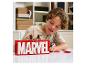 Chlapec sa hrá s logom LEGO Marvel a minifigúrkami Iron Mana, Black Widow a Captain America.