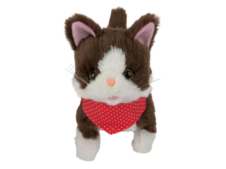 Plyšová mačka v hnedo-bielej farbe s červenou bodkovanou šatkou.