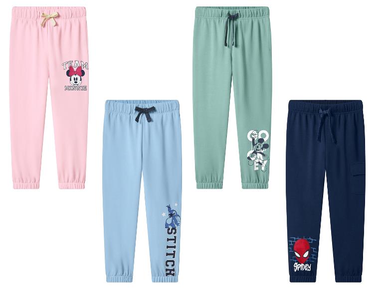 Štyri páry detských teplákov: ružové s Minnie Mouse, svetlomodré so Stitchom, zelené s Mickey Mouse a tmavomodré so Spideym.