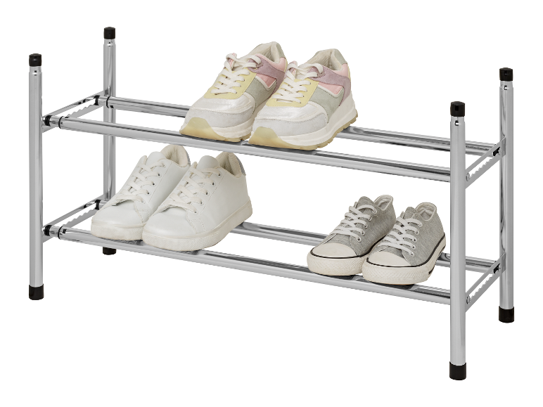 Dvojposchodový chrómový stojan na topánky s rôznymi teniskami.