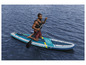 Muž pádluje na nafukovacím paddleboarde G&F Pro-Force.