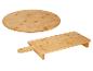 Dve bambusové dosky na krájanie, jedna okrúhla a jedna obdĺžniková s rúčkou.