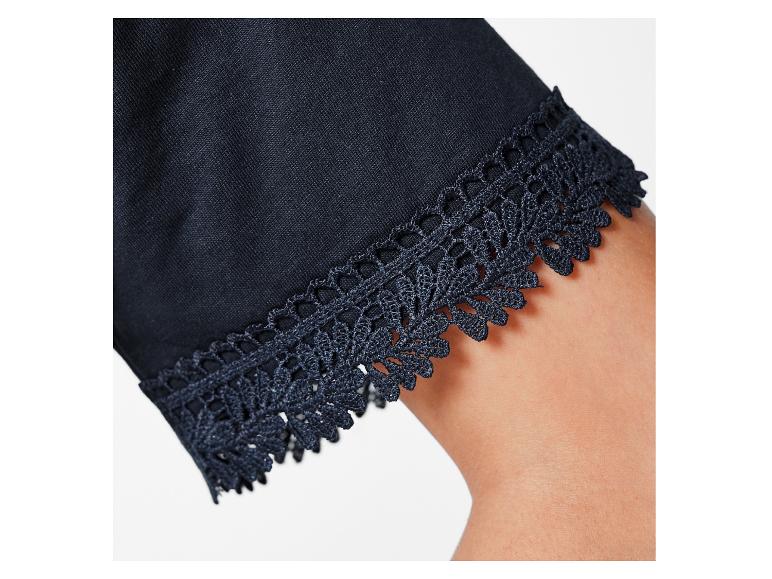 Detail tmavomodrého topu s čipkou.