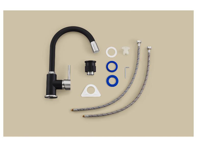 Čierna kuchynská batéria a inštalačné diely na béžovom pozadí.
