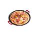 Pizza so salámou, paprikou a červenou cibuľou v okrúhlej forme na pečenie.