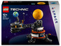 LEGO Technic model planéty Zem a Mesiaca v obežnej dráhe okolo Slnka.